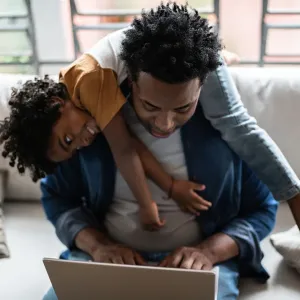 Un père et son enfant consultant un ordinateur
