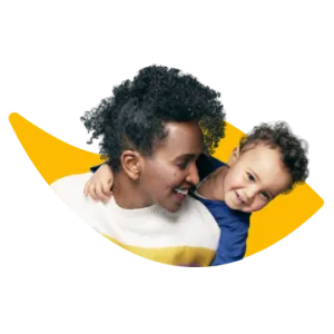 Mère et fils avec le sourire