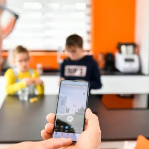Homme regardant les caméras de sa maison sur son téléphone