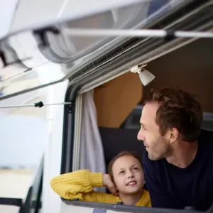 Une famille voyage en camping-car.