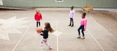 Enfants jouant dans une cour de récréation