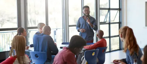 Une équipe de travail dans une salle de réunion.