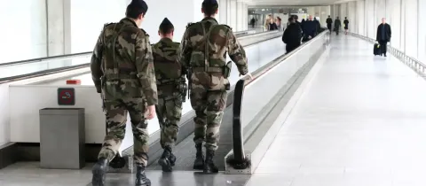 Des militaires en train de patrouiller dans un aéroport.