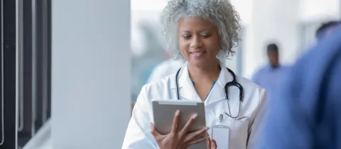 Médecin utilisant une tablette numérique
