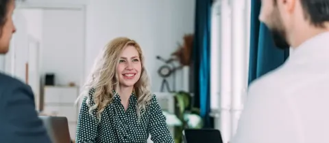 Une conseillère échangeant avec un couple de sociétaires lors d'un rendez-vous.