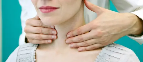 Examen médical de la thyroïde par palpation du cou.