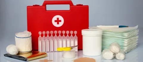 Trousse de premiers secours remplie de matériel médical essentiel.