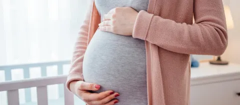 Femme enceinte tenant son ventre, attendant un bébé.