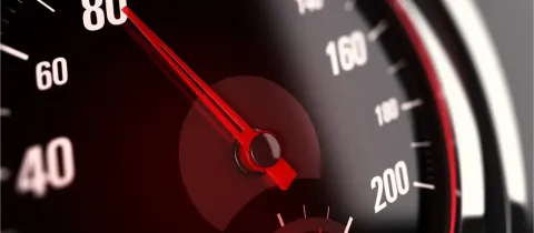 Gros plan sur un compteur de vitesse de voiture avec l'aiguille indiquant 80 km/h.