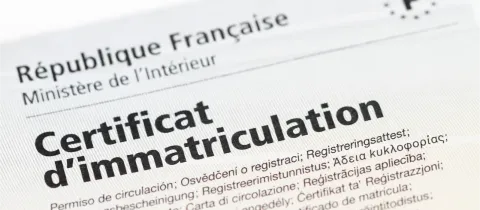 Gros plan d'un "Certificat d'immatriculation" français officiel, document important pour les véhicules.