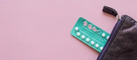 Plaquette de pilules contraceptives sortant d'une trousse.