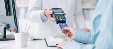 Paiement par carte bancaire sans contact chez un professionnel de santé.