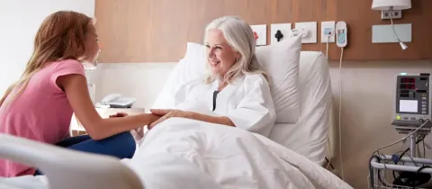 Jeune fille rendant visite à sa grand-mère à l'hôpital.