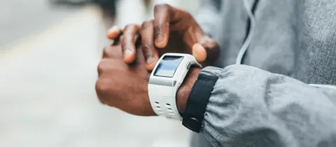Homme regardant sa montre connectée, suivi d'activité physique.