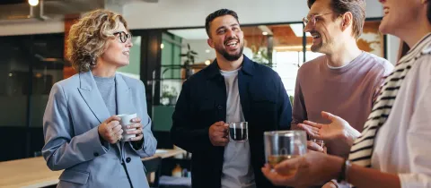 Échange convivial entre collaborateurs lors d'un événement.