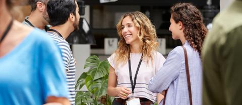 Rencontre entre professionnels lors d'un événement.