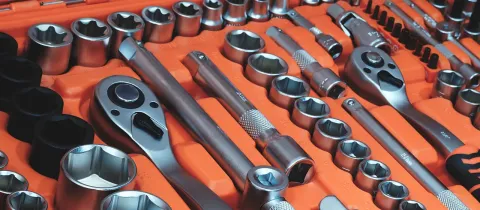 Malette ouverte contenant des outils.