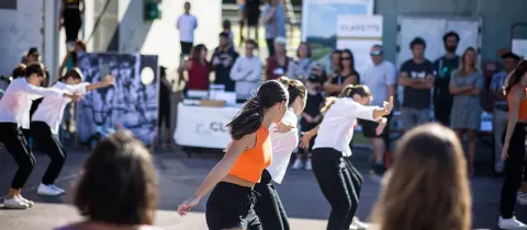 Danseurs professionnels en train de réaliser une chorégraphie devant un public.