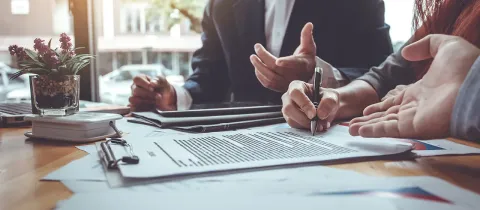 Signature de documents administratifs ou contrat.