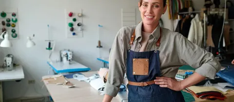 Artisane portant un tablier dans un atelier de couture.