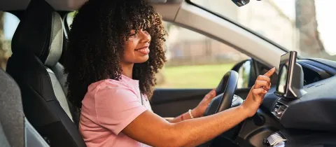 Femme au volant d'une voiture