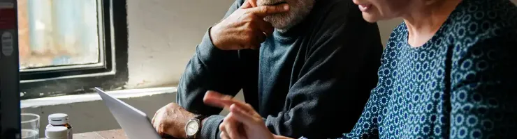 Couple sénior regardant leur ordinateur