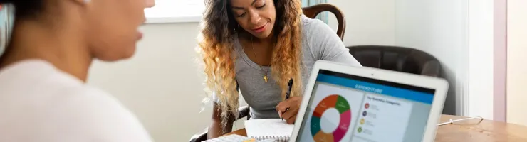 Femme prenant des notes devant une conseillère