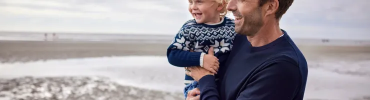 Papa et son fils sur une plage