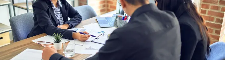 Couple discutant avec une conseillère