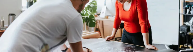 Des spécialistes analysent un plan immobilier
