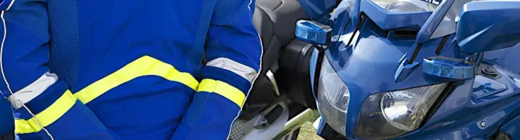 Gros plan d'un gendarme et de sa moto.