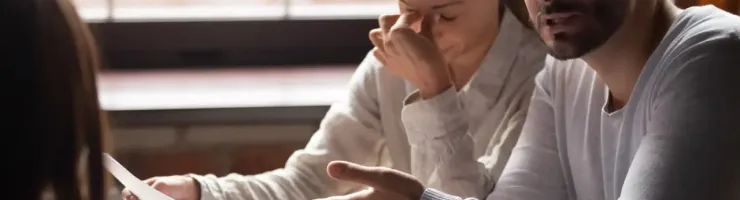 Un homme et une femme reproche des choses à quelqu'un.