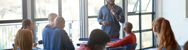 Une équipe de travail dans une salle de réunion.