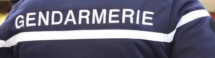 Veste de gendarmerie, représentant l'autorité et la sécurité.