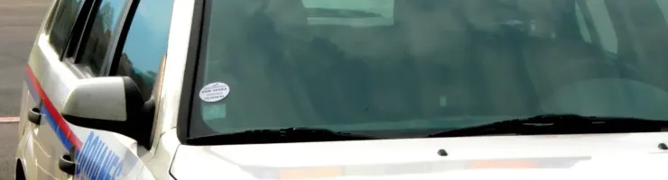 Une voiture de douane est garée à l’extérieur 