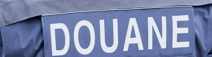 Gros plan d'un uniforme de douane.