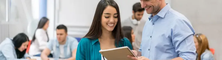 Deux personnes consultent un document ensemble dans un espace de co-working.
