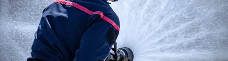 Un pompier éteint un incendie.