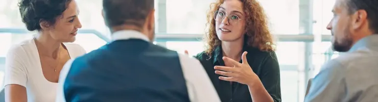 Collaboration professionnelle, équipe discutant des stratégies.