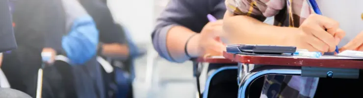 Étudiants en train de passer un concours sur table.
