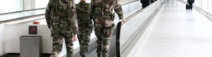 Des militaires en train de patrouiller dans un aéroport.