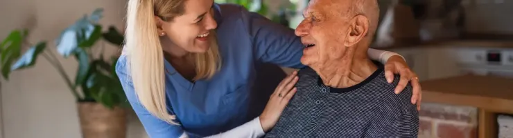 Un jeune soignante prend soin d'une homme agé