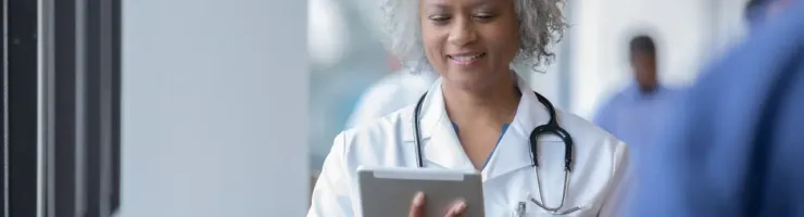 Médecin utilisant une tablette numérique