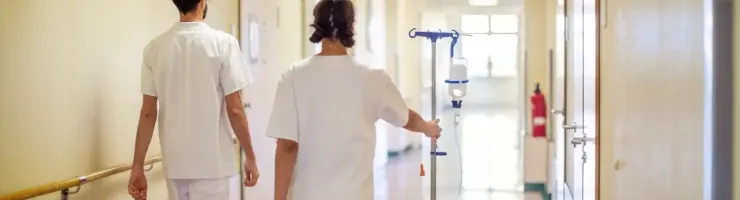 Du personnel médical marche dans un couloir.