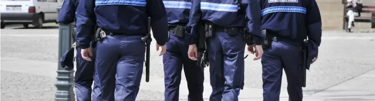 Une équipe de policiers marche dans la rue.