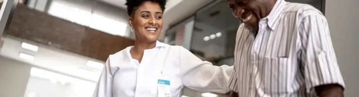 Un médecin discute avec un patient souriant âgé