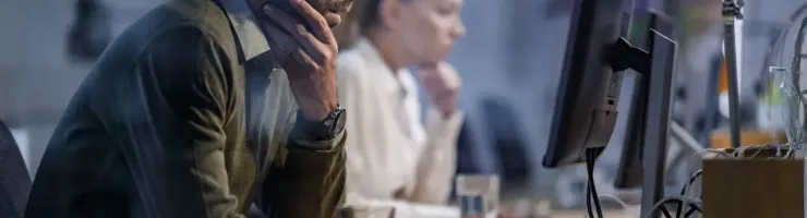 Homme en train de regarder son écran d'ordinateur.