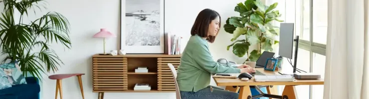 Une femme travaille à domicile sur un ordinateur.