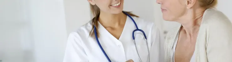 Une médecin réconforte une patiente.