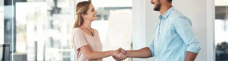Couple discutant sur un canapé avec des documents, planification financière.